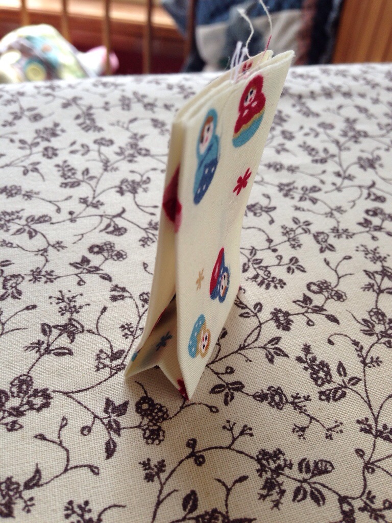 Tea bag standing on pleat