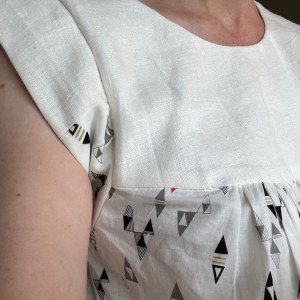 Picture of a cap sleeve that is too tight showing wrinkles where the fabric pulls.